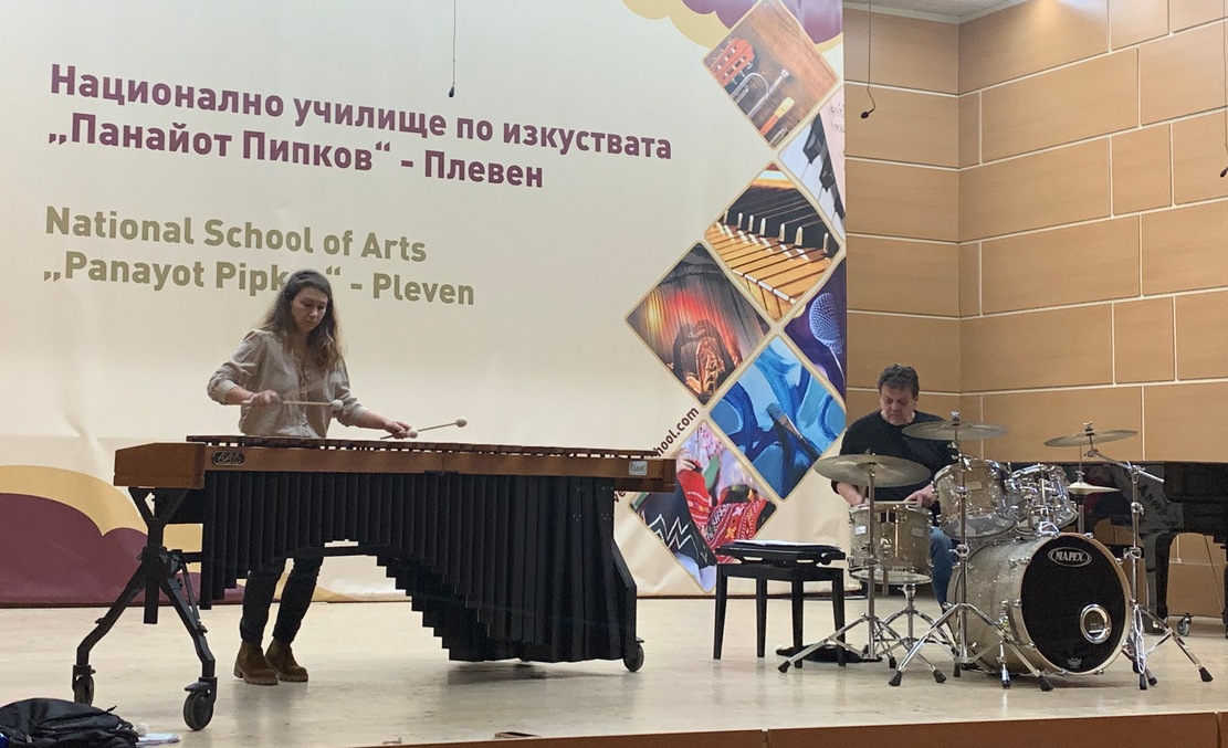 Изтъкнати български музиканти проведоха мотивационен урок по ударни инструменти в НУИ Панайот Пипков